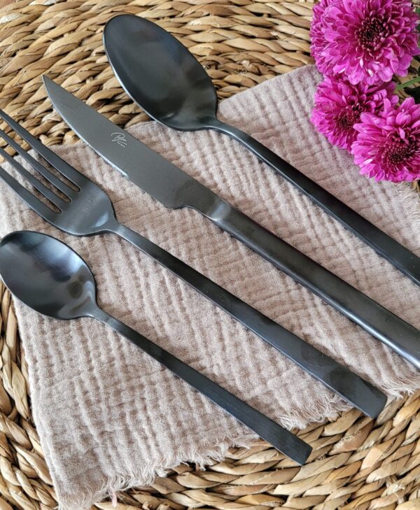Besteckset aus Edelstahl pvd, mattschwarze Farbe.
