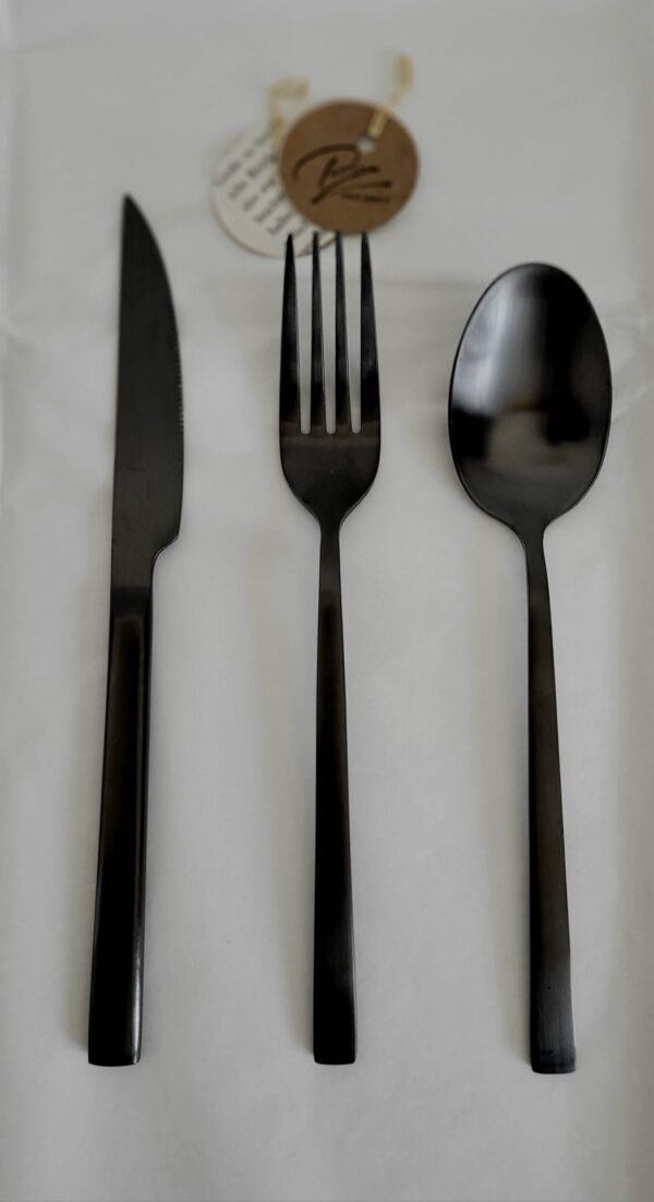 Besteckset aus Edelstahl pvd, mattschwarze Farbe.