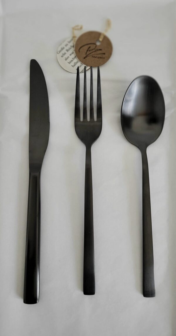 Besteckset aus Edelstahl pvd, mattschwarze Farbe.