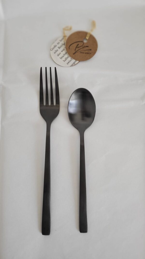 Besteckset aus Edelstahl pvd, mattschwarze Farbe.