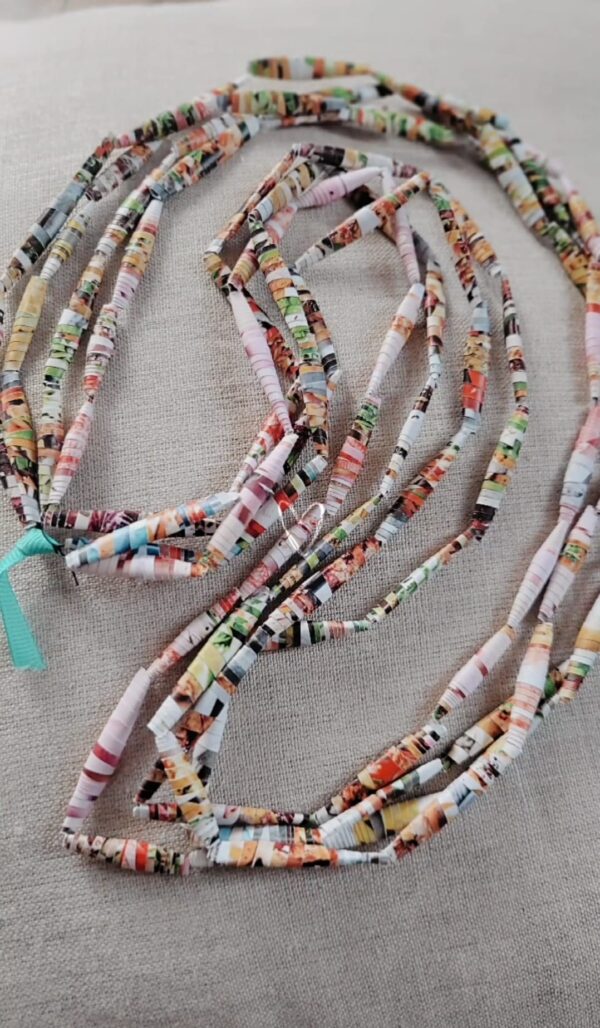 Halskette aus Papierperlen (Upcycling), 3–4-reihig – handgemacht, elastisch, federleicht, Unikat | Länge ca. 40 cm