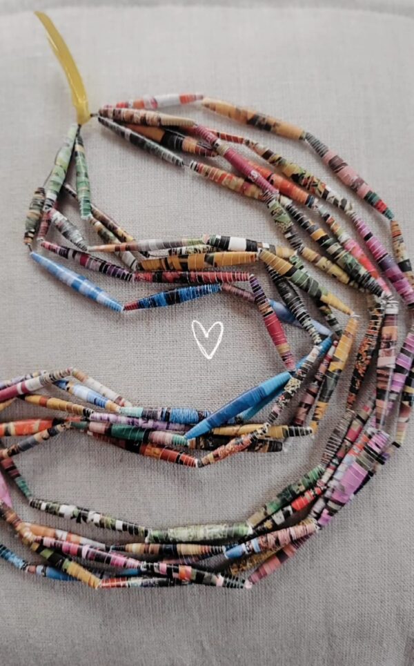 Halskette aus Papierperlen (Upcycling), 3–4-reihig – handgemacht, elastisch, federleicht, Unikat | Länge ca. 40 cm