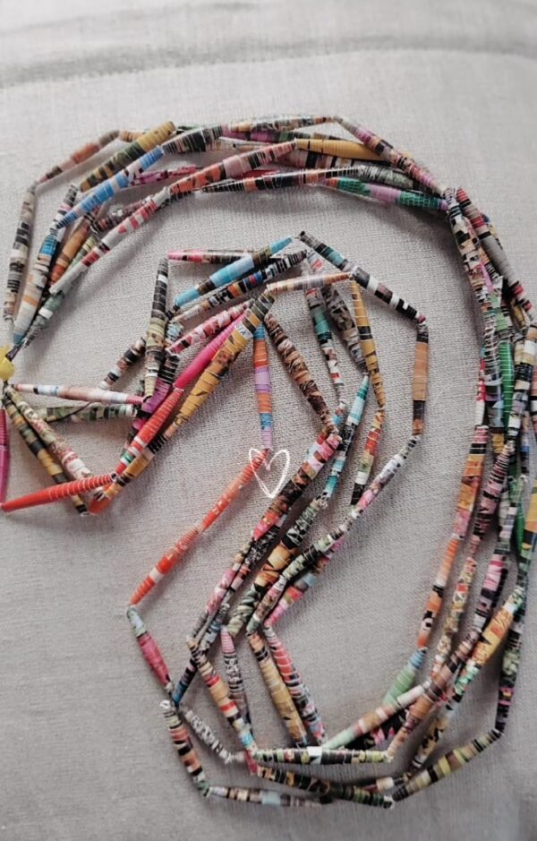 Halskette aus Papierperlen (Upcycling), 3–4-reihig – handgemacht, elastisch, federleicht, Unikat | Länge ca. 40 cm