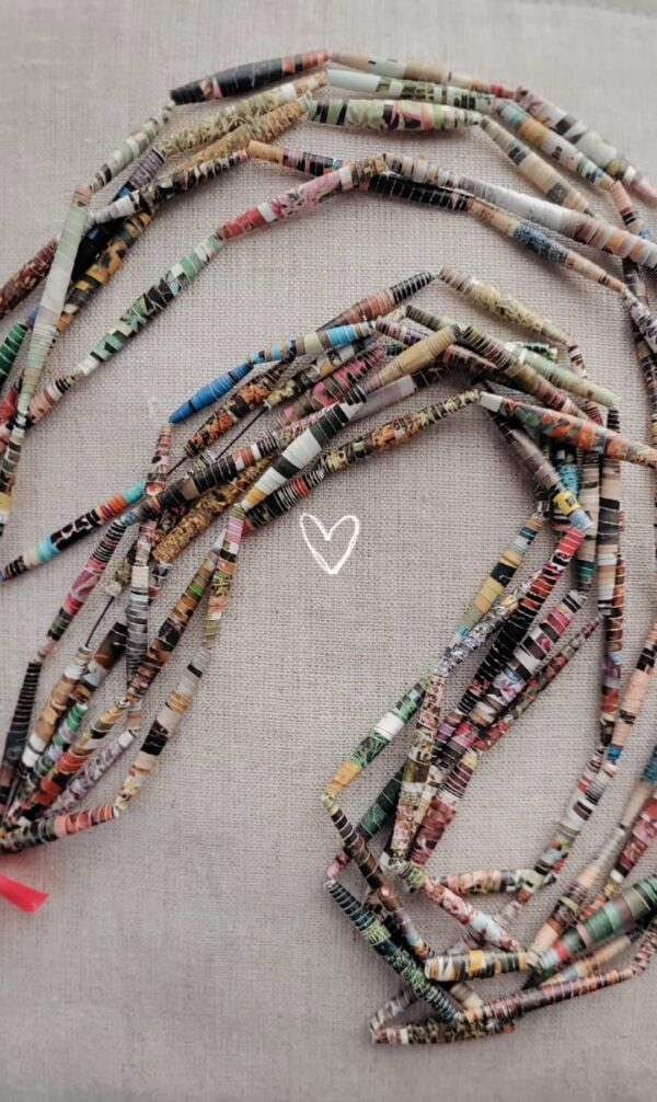 Halskette aus Papierperlen (Upcycling), 3–4-reihig – handgemacht, elastisch, federleicht, Unikat | Länge ca. 40 cm