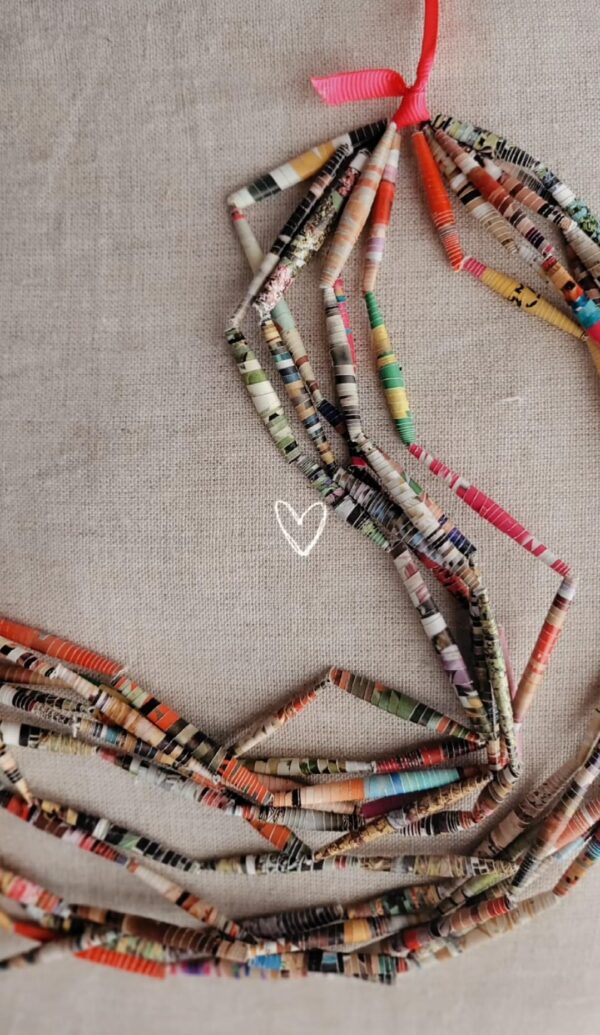 Halskette aus Papierperlen (Upcycling), 3–4-reihig – handgemacht, elastisch, federleicht, Unikat | Länge ca. 40 cm