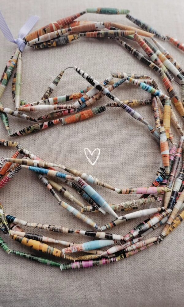 Halskette aus Papierperlen (Upcycling), 3–4-reihig – handgemacht, elastisch, federleicht, Unikat | Länge ca. 40 cm