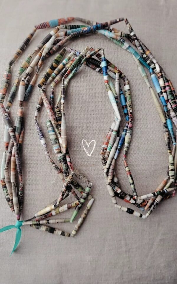 Halskette aus Papierperlen (Upcycling), 3–4-reihig – handgemacht, elastisch, federleicht, Unikat | Länge ca. 40 cm