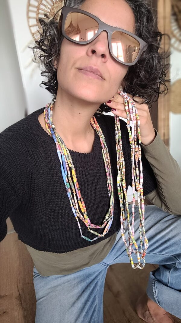 Halskette aus Papierperlen (Upcycling), 3–4-reihig – handgemacht, elastisch, federleicht, Unikat | Länge ca. 40 cm