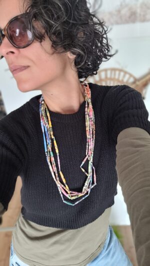 Halskette aus Papierperlen (Upcycling), 3–4-reihig – handgemacht, elastisch, federleicht, Unikat | Länge ca. 40 cm