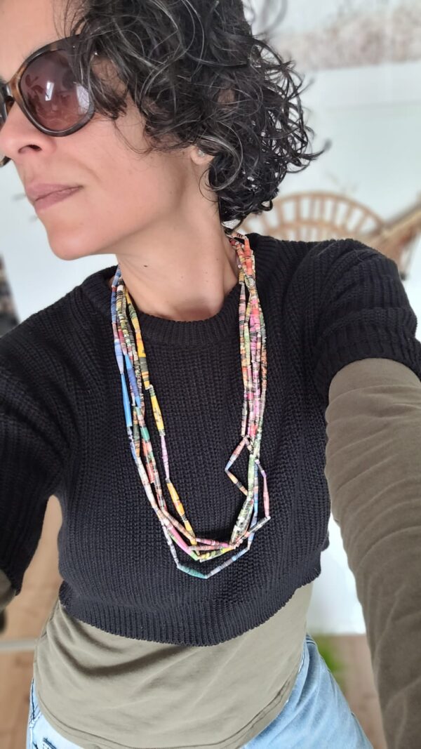 Halskette aus Papierperlen (Upcycling), 3–4-reihig – handgemacht, elastisch, federleicht, Unikat | Länge ca. 40 cm